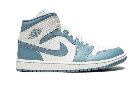 jordans blauw wit